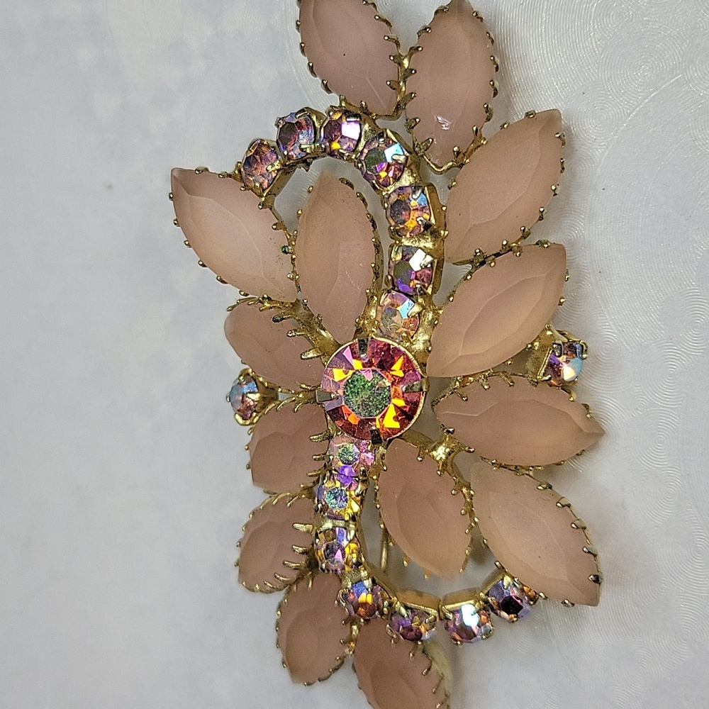 Vintage Juliana D&E Frosted Pink Navette & Aurora Borealis Brooch - Picture 2 of 3